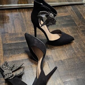 Black pumps